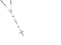 Rosario de acero italiano con esmaltado y dije de San Benito.