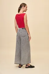 Top de tejido acanalado con cuello bote y calce al cuerpo, color blanco.