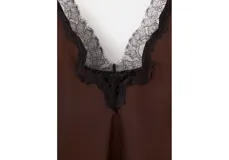 Vestido midi de satén color marrón chocolate, con escote en V profundo y ruedo decorados con encaje al tono. Presenta un diseño de tirantes finos y corte recto.