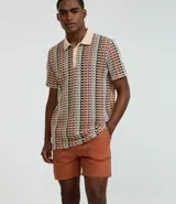 Bermuda de playa para hombre, confeccionada en algodón con textura, cuenta con cintura elástica y bolsillos laterales.