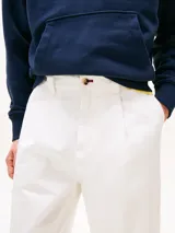 Pantalón chino blanco de algodón, corte recto, con cierre de cremallera y botón, bolsillos laterales ribeteados y bolsillos traseros de ojal.