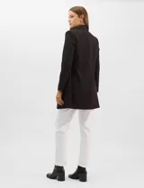 Blazer entallado marca Nanette, con cuello de solapa, cierre frontal con botones dorados y bolsillos delanteros. Posee forro interno a tono.