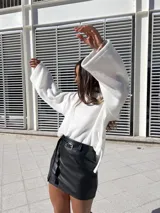 Polerón de color blanco con diseño holgado, cuello redondo y mangas amplias. Confeccionado en tela suave y abrigada, ideal para un estilo urbano y relajado.