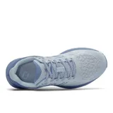 Championes de running New Balance modelo 680 v7, color celeste con detalles en azul y blanco. Presentan tecnología Fresh Foam en la entresuela para mayor amortiguación, empeine de malla técnica transpirable sin costuras y suela de caucho para mayor durabilidad.