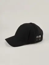 Gorra de béisbol color negro con parche lateral de la marca Benson & Thomas.