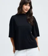 Remera de corte holgado y diseño básico, confeccionada en algodón. Presenta cuello redondo y mangas cortas con caída relajada.