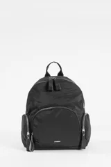 Mochila negra de diseño funcional con múltiples compartimentos, confeccionada en poliéster. Cuenta con un compartimento principal con cierre, un bolsillo frontal amplio y dos bolsillos laterales con cierre, todos con tiradores de cuero sintético. Incluye una manija superior y correas ajustables.