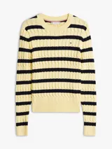 Sweater de punto de algodón orgánico con cuello redondo, diseño de rayas horizontales en amarillo y azul oscuro, y detalle de tejido de cable. Presenta el logo bordado en el pecho de la marca Tommy Hilfiger.