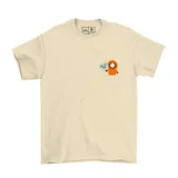 Remera de algodón color beige con estampa pequeña en el pecho del personaje Kenny de South Park sosteniendo un cartel que dice 'Don't kill Kenny'.