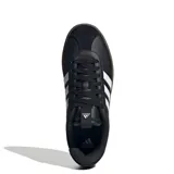 Championes Adidas modelo VL Court 3.0, de diseño urbano con parte superior en color negro y las icónicas tres tiras laterales en blanco. Presenta una suela vulcanizada de caucho en tono marrón oscuro y cierre mediante cordones.