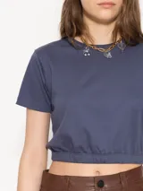 Remera color borgoña de algodón pima, con escote redondo, mangas cortas y elástico en la cintura.