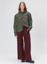 Camisa western de algodón grueso color verde militar, con corte holgado y aplicaciones de hilo en contraste en el pecho, la cartera de botones y los puños.