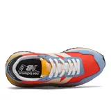 Championes New Balance modelo WS237SD, de dama, con capellada de gamuza y tela de color celeste, naranja y rojo. Presenta el logo "N" en color crema y suela con plataforma en color amarillo.