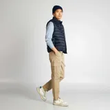 Pantalón cargo color beige de corte recto, con bolsillos laterales con fuelle y cierre de solapa.