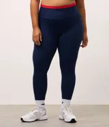 Legging deportiva Get Over de tiro alto, color azul marino con detalle de cintura elástica en color rojo. Confeccionada en tejido de microfibra elástica.
