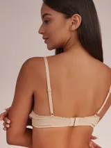 Soutien tipo halter de algodón color blanco, con diseño triangular y detalle de puntilla en los bordes.