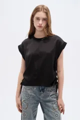 Remera negra de poliéster con cuello redondo y mangas cortas con vuelta.