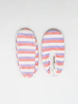 Pantuflas ballerina de tela suave con estampado de leopardo en tonos lila y blanco, con interior de felpa blanca.