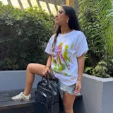 Remera blanca de corte holgado con estampa artística de un pulpo en tonos fucsia y verde, realizada mediante serigrafía artesanal.