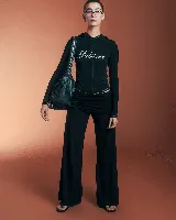 Campera negra ajustada con capucha y cierre frontal. Presenta mangas largas y un estampado con la palabra "Sublime" en cursiva color blanco.