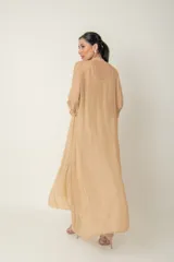 Túnica larga color beige de gasa de seda natural con borde en paillettes y mangas 3/4.