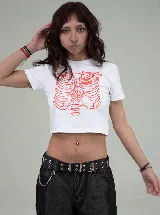 Remera corta blanca con estampado de esqueleto en negro y rojo, corte slim fit.