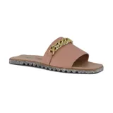 Sandalias bajas veganas color negro con suela de caucho ecológico y capellada de material Vynyltech. Presentan una cadena dorada decorativa en la tira superior.