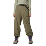 Pantalón de senderismo Columbia color verde oliva, de corte holgado y diseño funcional. Cuenta con cintura elástica parcial, cinturón integrado ajustable, bolsillos laterales y traseros con cierre, y puños ajustables con cordón.