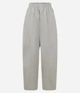 Pantalón de corte balloon y tiro alto, confeccionado en poliamida, con cintura elástica, bolsillos laterales y diseño con recortes.