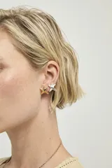 Aros tipo stud con diseño de estrella de mar, bañados en oro 18k.