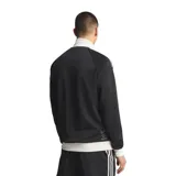 Campera deportiva Adidas de la colección Juventus Originals, con cierre frontal, cuello alto y puños acanalados. Presenta diseño en color negro con detalles en blanco en cuello, puños y ruedo, además de las icónicas tres tiras en las mangas. Incluye logo de Adidas Trefoil y escudo del club en el pecho.