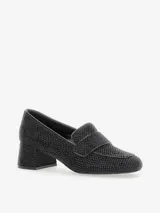 Mocasines negros de terciopelo con pedrería, forro interior, punta y tacón cuadrado con suela de goma. Tacón de 5cm.