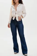 Pantalón jean oxford de tiro alto en color azul oscuro, con alforzas frontales marcadas y costuras dobles con lycra.
