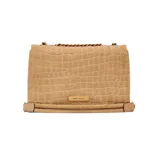 Cartera tipo bandolera Marc Jacobs, confeccionada en cuero gamuza con textura efecto cocodrilo. Presenta un diseño rectangular con solapa frontal, cierre metálico dorado y correa de cadena dorada ajustable.