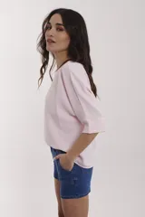 Blusa roja de mangas cortas con cuello redondo.