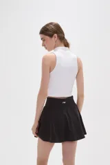 Falda mini de corte evasé, color negro, con cintura alta y diseño liso.