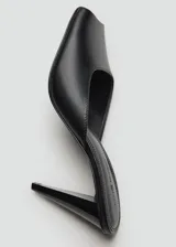 Zapato destalonado de cuero caprino con diseño de punta cuadrada y tacón tipo embudo de 8 cm.