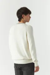 Sweater marrón liso de algodón con cuello redondo y costuras a contratono.