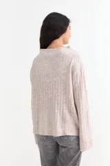 Sweater de tejido de punto acanalado en color gris, con cuello alto y mangas largas con diseño oxford acampanado.