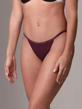 Bombacha de bikini color borgoña, de microfibra ligera, con cintura elástica con logo de la marca.