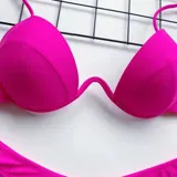 Conjunto de bikini color lila, compuesto por un soutien con aro y tirantes finos regulables, y una bombacha colaless de tiro medio.