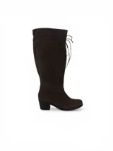 Bota de caña alta color suela, confeccionada en cuero napa, con diseño de caña caída y ajuste mediante cordones en la parte superior. Presenta un taco cuadrado foliado de 4,5 cm y suela de goma antideslizante.