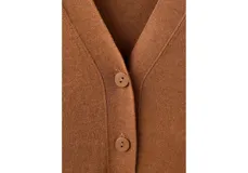 Cardigan de punto fino color tostado, de corte recto, con escote en V, manga larga y cierre frontal de botones.