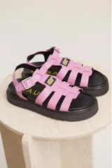 Sandalia estilo jaula de Urban Haus, color rosa, con suela de plataforma negra y cierre con hebilla ajustable en el tobillo.