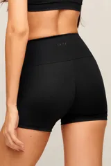 Short deportivo negro de cintura alta, confeccionado en poliamida y elastano, con costura frontal.