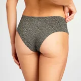 Pack de tres culotes de algodón con diferentes estampados: uno blanco con estampado de flores pequeñas, uno negro con borde de encaje y uno gris con estampado animal print.