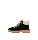 Bota de estilo montañista color negro, confeccionada en piel impermeable con forro de corderito sintético en el cuello. Presenta cordones con ganchos metálicos, tirador en el talón y una suela de plataforma dentada en color tostado.