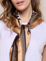Pañuelo de satén con estampado animal print, diseño en tonos marrón, negro y blanco, con detalles de rayas.