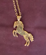 Collar de bronce con dije en forma de caballo con textura artesanal y terminación orgánica, acompañado de cadena de eslabones.