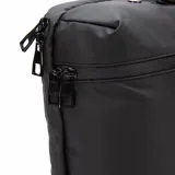 Mochila urbana de diseño minimalista en color negro, con compartimento principal con cierre y asa superior reforzada. Presenta el logo de la marca en la parte inferior frontal.